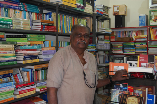 Mr Prabalam i Oasis bookstore